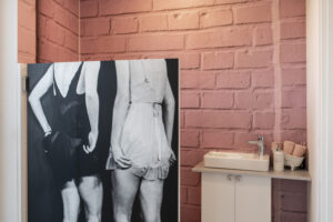 Zwei Frauen von hinten – Symbolbild für Inkontinenz, Körperbewusstsein und weibliche Stärke