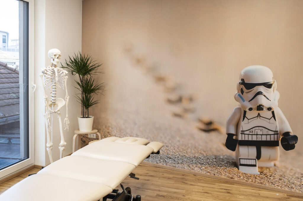 Visualisierung Männergesundheit: Skelett und Stormtrooper als Sinnbild für Körperkontrolle und Beckenbodenstärke