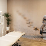 Visualisierung Männergesundheit: Skelett und Stormtrooper als Sinnbild für Körperkontrolle und Beckenbodenstärke