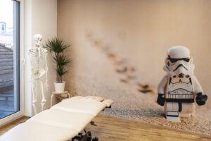 Visualisierung Männergesundheit: Skelett und Stormtrooper als Sinnbild für Körperkontrolle und Beckenbodenstärke